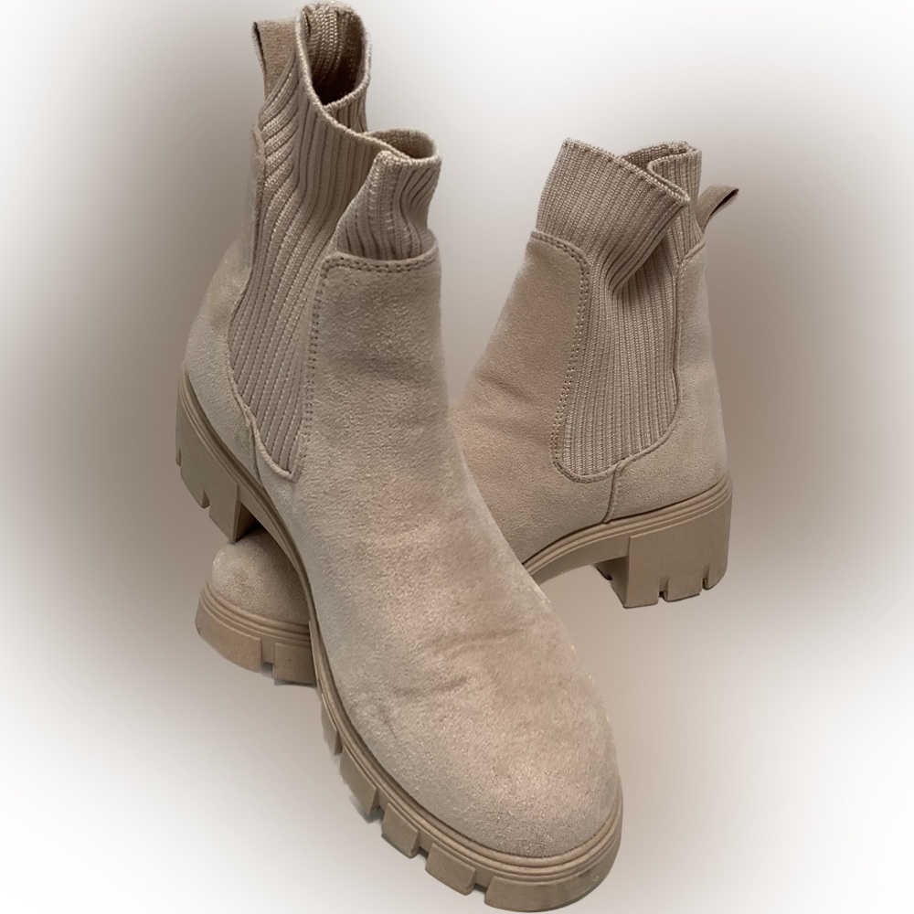 EUC Lug Sole Chelsea Booties Elastic Tan/Peach Size 9 winter wardrobe
